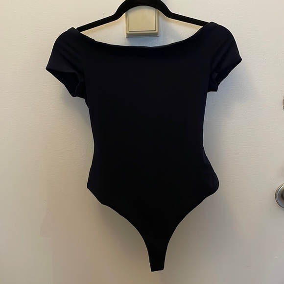 Alice + Olivia Off-The-Shoulder Short Sleeve Bodysuit Navy NWT - Picture 2 of 3
